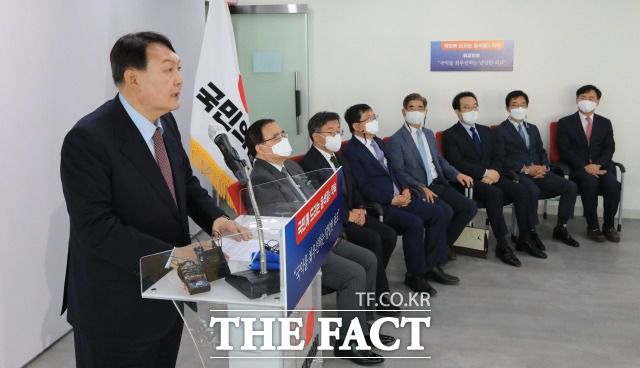 윤석열 당선자의 '전문가 풀' 구성에는 김성한 전 외교통상부 2차관이 상당한 역할을 한 것으로 전해진다. 사진은 지난해 9월 당시 국민의힘 대선 예비후보였던 윤 당선자가 외교안보 관련 공약을 발표하고 있는 모습. 윤 당선자 바로 오른쪽에 있는 인물이 김 전 차관이다. /남윤호 기자(현장풀)