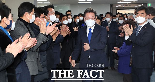 대선에서 패배한 이재명 전 후보가 10일 오후 도열한 의원 및 당직자들과 인사하며 서울 여의도 민주당 중앙당사에서 열린 선대위 해단식에 참석하고 있다. /남윤호 기자