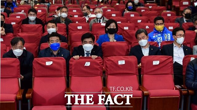 10일 새벽 서울 여의도 국회 의원회관에 마련된 민주당 개표 상황실에서 개표 방송을 지켜보던 의원과 당직자들이 이재명 후보와 윤석열 국민의힘 후보의 득표율이 역전되자 침통한 표정을 짓고 있다. /국회사진취재단