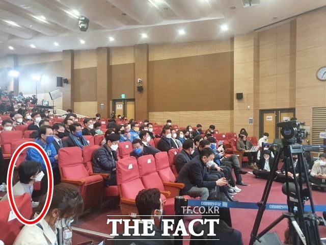 10일 오전 0시 32분께 이재명, 윤석열 후보 간 득표율이 역전됐다. 민주당 측은 별다른 반응을 보이지 않고 TV모니터 화면만 예의주시했다. 다소 침울한 분위기 속에서 SNL코리아 '주기자'가 선대위 관계자들에게 조심스럽게 취재를 시도하려다 차마 다가가지 못하는 모습이 눈길을 끌었다. /박숙현 기자