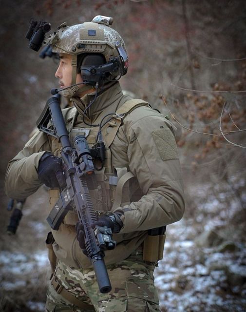 유튜브 채널 '가짜 사나이'로 유명한 이근 전 대위가 최근 우크라이나에 입국한 가운데, 특수 작전을 수행하던 중 사망했다는 루머가 확산되고 있다. /이근 전 대위 인스타그램.