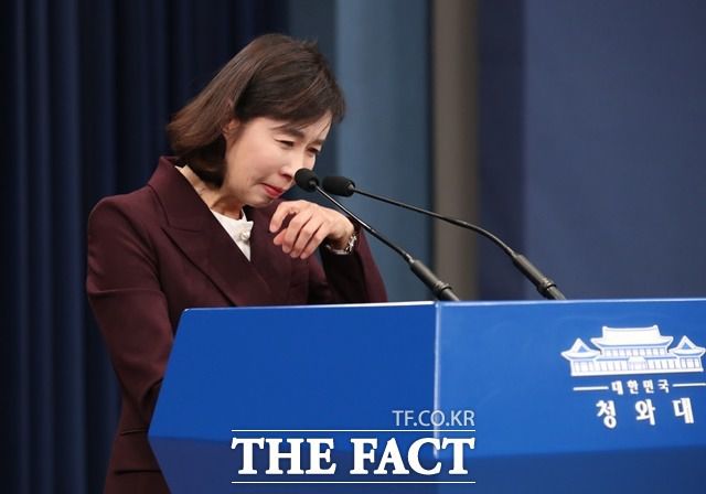 박경미 청와대 대변인이 10일 춘추관 브리핑룸에서 문재인 대통령과 윤석열 대통령 당선인의 통화 관련 브리핑을 하던 중 울먹이고 있다. /뉴시스