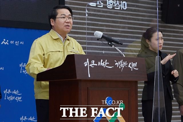 충남 아산시 가 충남형 재난지원금 매칭과 함께 ‘아산형 긴급 재난지원금’지금 결정을 발표했다. 오세현 시장의 브리핑 모습. / 아산시 제공