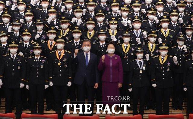 문재인 대통령과 김정숙 여사가 17일 오후 경찰대학교에서 열린 2022년 신임경찰 경위·경감 임용식에 참석해 임용자들과 기념촬영을 하고 있다. /뉴시스