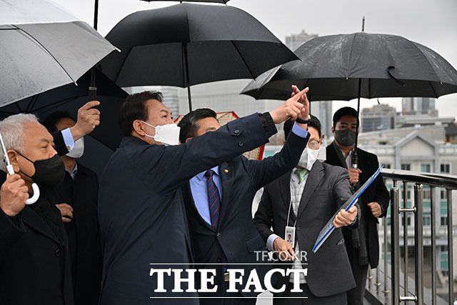 윤석열 대통령 당선인이 19일 대통령 집무실 후보지인 서울 외교부, 국방부 청사를 방문해 부지를 살펴보고 있다. /윤석열 대통령직 인수위 제공