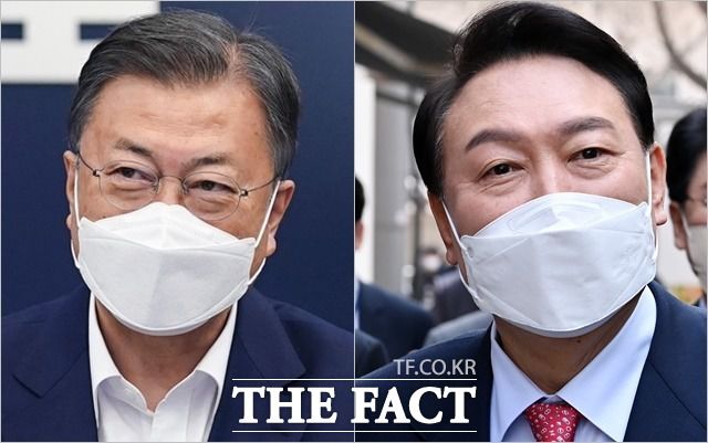 윤석열 대통령 당선인(오른쪽) 대통령 집무실 이전 계획에 문재인 대통령이 사실상 제동을 걸면서 정권 이양기 신·구 권력 갈등이 심화할 수 있다는 우려가 나온다. /청와대 제공, 이선화 기자