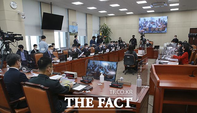 여야는 22일 국회 국방위원회에서 '용산 집무실 이전'을 두고 공방을 벌였다. 이날 국회 국방위원회 전체회의 모습. /국회사진취재단