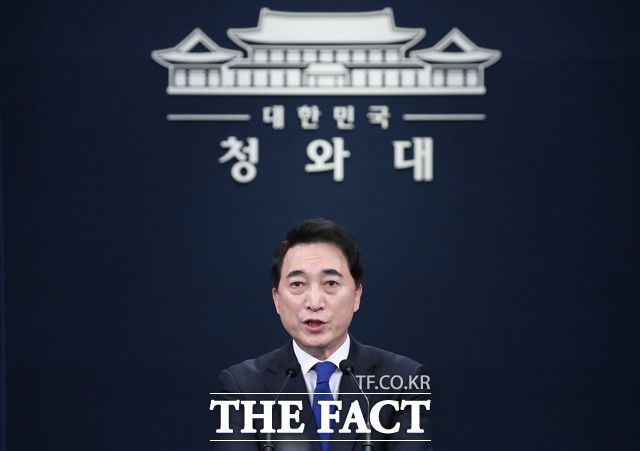 박수현 청와대 국민소통수석이 21일 오후 춘추관 브리핑룸에서 윤석열 대통령 당선인의 대통령 집무실 용산 이전 계획 등과 관련한 정부 입장을 발표하고 있다. /뉴시스