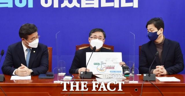 민주당은 소요 예산이 1조 원 넘게 들고, 비행금지구역 재설정, 국민 교통 불편 등의 문제가 발생한다며 철회를 주장하고 있다. 22일 윤석열 대통령 당선인 용산 청와대 집무실, 관저 용산 이전 관련 거리도표 자료를 보이며 비판하는 김성환 민주당 정책위의장(가운데). /이선화 기자