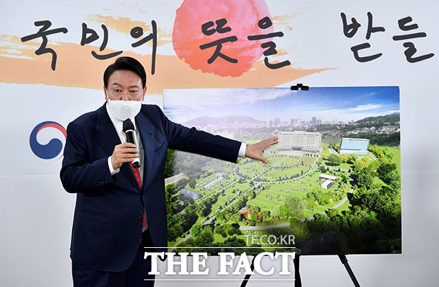 특히 안보 공백을 두고 여야의 입장이 크게 엇갈렸다. 20일 청와대 대통령 집무실의 용산 국방부 청사 이전 관련 기자회견을 하고 있는 윤 당선인. /국회사진취재단