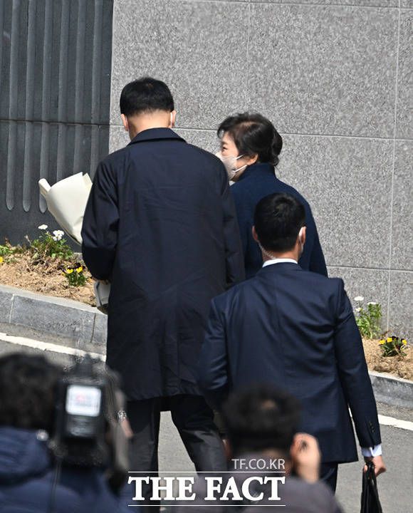 차분하게 발언 마치고 사저로 들어서는 박근혜 전 대통령.