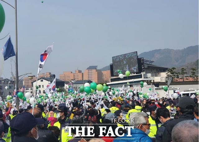 대구 달성군 유가면 휴양림길에 있는 사저 주변에는 6000여명의 인파들이 모였다./대구=김채은 기자