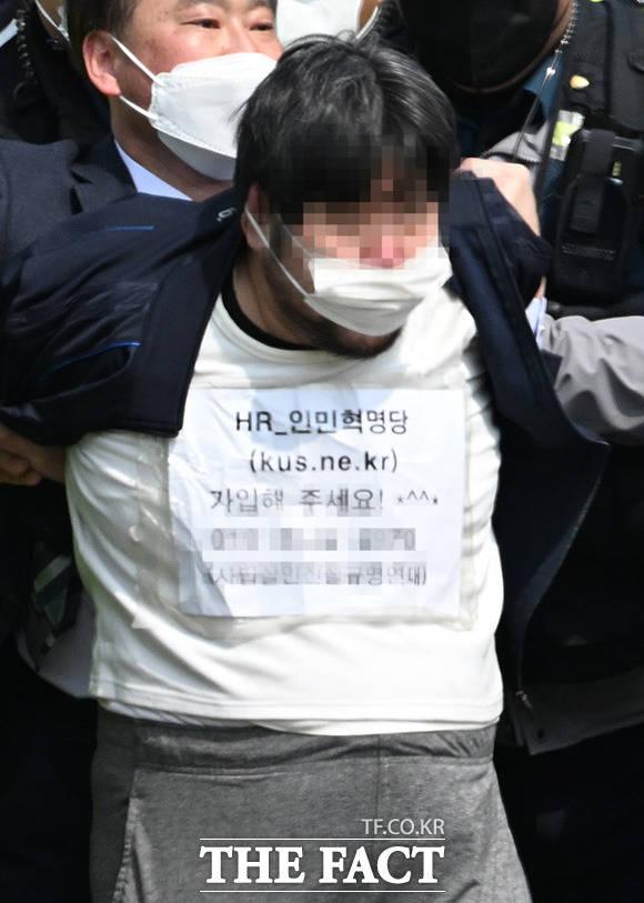 가슴 부분에 연락처 기재한 현행범.