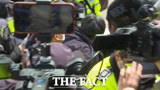 체포되는 현행범.