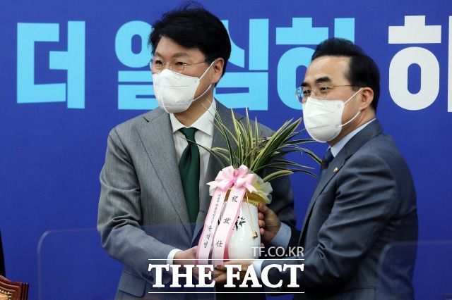 박홍근 더불어민주당 신임 원내대표(오른쪽)는 25일 오전 서울 여의도 국회에서 장제원 대통령 당선인 비서실장로부터 윤 당선인의 축하 난과 메시지를 전달받았다. /이선화 기자