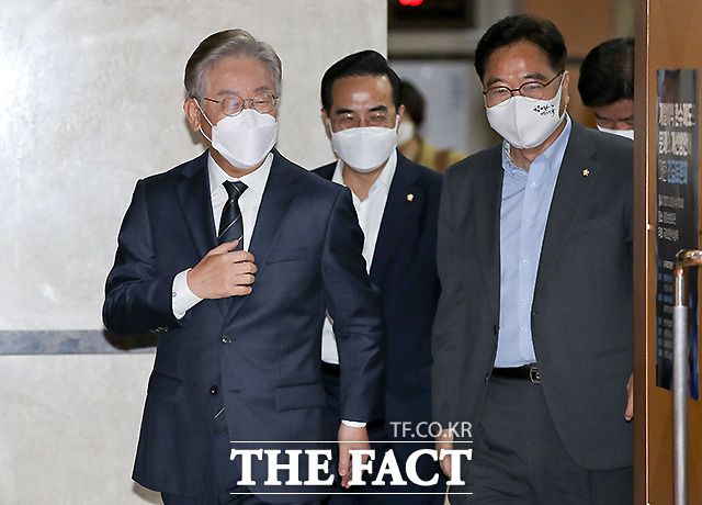 박 원내대표 선출은 민주당 주류 세력 교체로 해석된다. 지난 9월 29일 개발이익 환수 토론회에 참석한 이재명 상임고문과 박홍근 신임 원내대표, 우원식 의원. /국회사진취재단