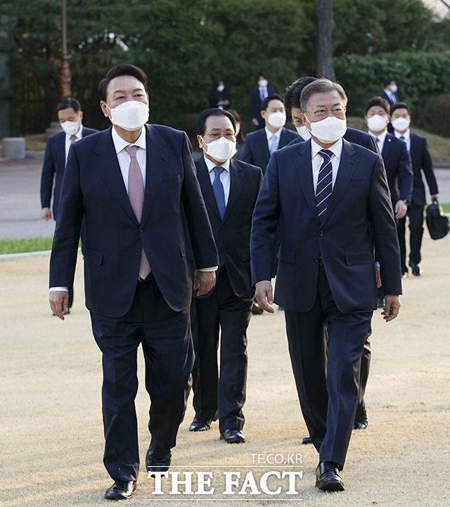 문재인 대통령과 윤석열 대통령 당선인이 28일 오후 만찬 회동을 위해 청와대 상춘재로 향하며 대화하고 있다. /청와대 제공