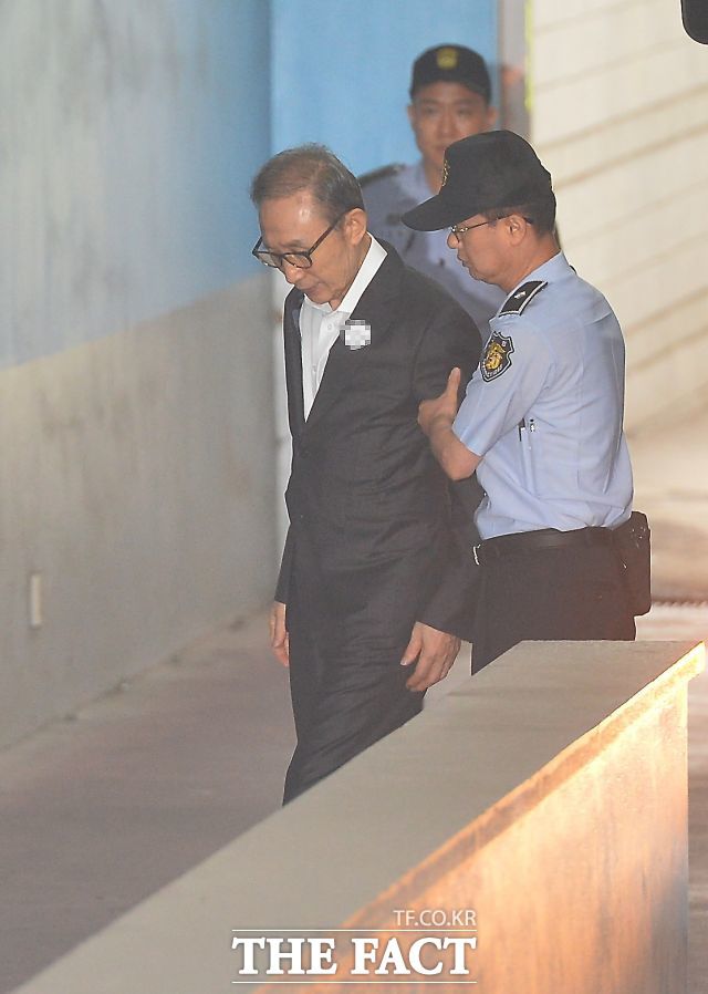 이명박 전 대통령의 사면은 문재인 정부가 아닌 윤석열 정부로 넘어갈 가능성에 무게가 실린다. 지난 2018년 공판에 참석하기 위해 호송차에서 이동하는 이 전 대통령. /더팩트 DB