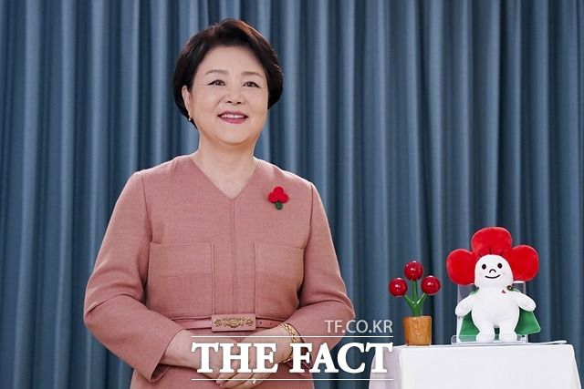 청와대는 고위 관계자는 31일 한 매체가 '김정숙 여사가 한복을 현금으로 샀다'고 보도한 것과 관련해 "청와대는 이미 김 여사 의상비가 특활비와 관계가 없고, 사비로 지출했다고 밝힌 바 있다"라며 "현금으로 지출하든 카드 결제를 하든 모두 사비의 영역이다. 그것이 왜 문제가 되는지 이해할 수 없다"고 말했다. 김 여사가 지난 2월 7일 청와대 무궁화실에서 '희망 2022 나눔 캠페인' 사랑의 온도 100도 달성을 이뤄낸 국민들에 대한 감사 인사를 영상으로 전하는 모습. /청와대 제공