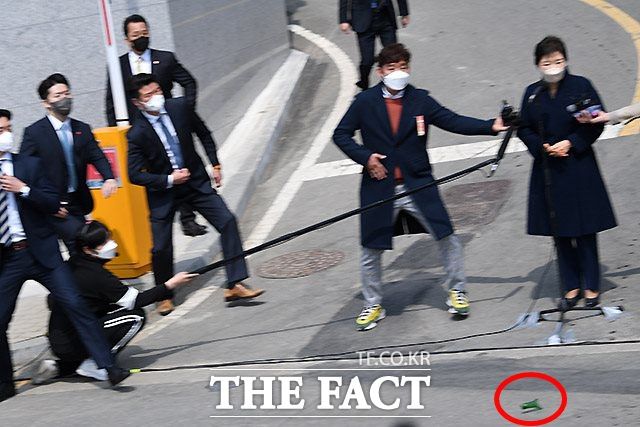 지난 24일 박근혜 전 대통령이 대구광역시 달성군 쌍계리 사저에 들어서 소감을 밝히던 중 소주병이 날아들었을 당시. /이효균 기자