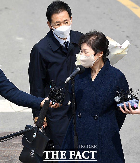 유 변호사는 박 전 대통령이 어떤 의미인지에 대한 질문에 "저의 정치적 멘토이시고, 제가 마음으로 존경하는 분이다. 대통령께서 오늘의 제가 있기까지 유·무형의 많은 도움을 주셨기 때문에 그저 사람으로서의 도리를 하고 있다는 것 이외에 달리 덧붙일 말씀은 없다"고 답했다. 지난 24일 대구 달성 사저에 도착해 소감을 발표하는 박 전 대통령과 지켜보는 유 변호사. /이효균 기자