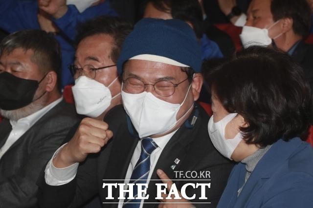 서울 지역은 지난 대선에서 윤석열 대통령 당선인이 이재명 상임고문보다 31만766표 앞선 곳이다. 또 현 정부에 대해 '화난 부동산 민심'이 거센 지역이기도 하다. 송 전 대표의 '서울시장 차출설'은 그의 주변 당원·의원들을 중심으로 불꽃이 번져 '유력 후보'로 거론되는 현재까지 이른 것이다. /남윤호 기자