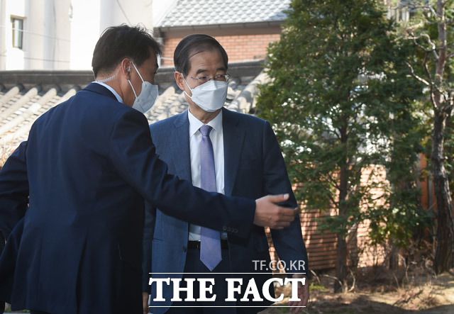 윤 당선인은 3일 "정부라고 하는 것은 대통령과 총리, 장관과 차관 같은 주요 공직자가 함께 일하고 책임지는 구조 아니겠나. 궁극적으로 대통령이 책임지는 것"이라며 "가급적 가장 가까이서 일할 분의 이견이 제일 존중돼야 한다는 것이 저나 한 후보자나 생각이 같을 것"이라고 설명했다. / 인수위사진기자단