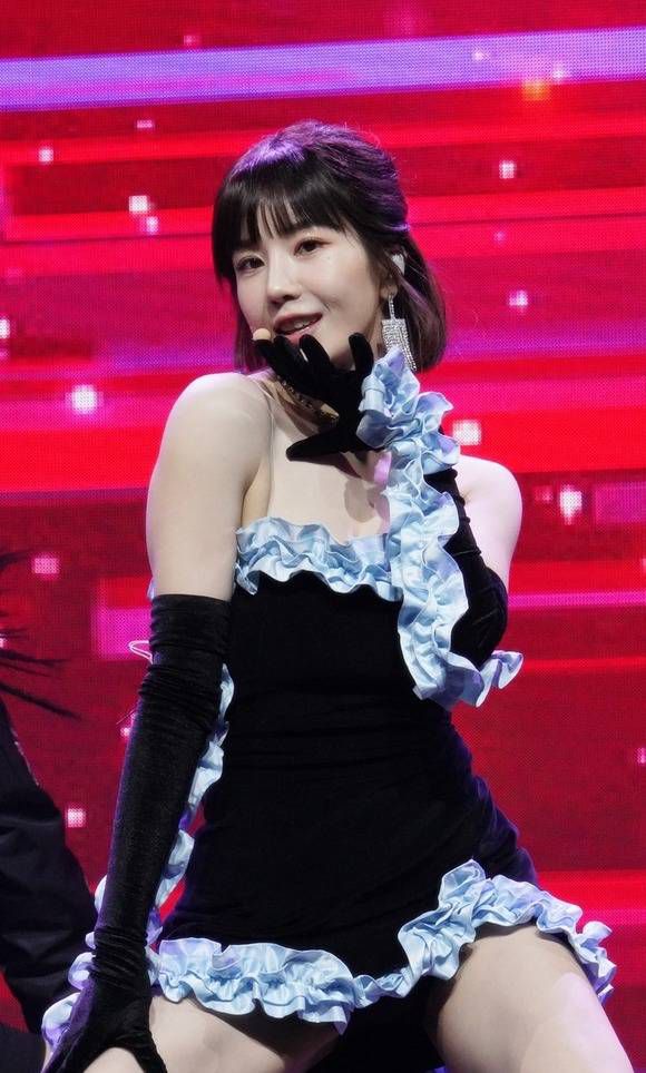 타이틀곡 'Glitch'는 어떠한 기준에 부합하지 않으면 불완전하다고 인식되는 시선을 깨고 온전한 나로 당당히 나아가 '나만의 동화 속 주인공'이 되는 자기 존중의 메시지를 담은 곡이다. /울림엔터 제공