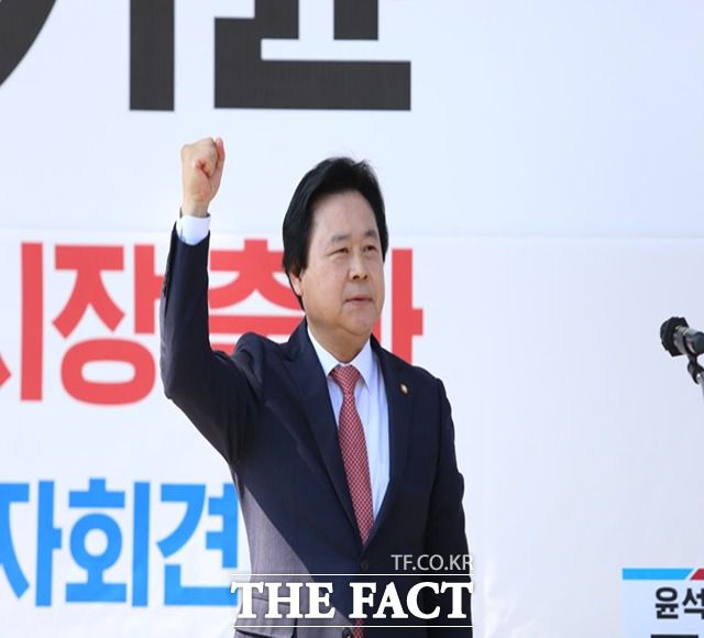 국민의힘 강기윤 국회의원이 4일 6.1 지방선거 창원시장 출마를 선언했다./강기윤 제공