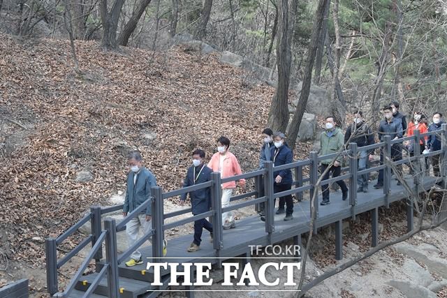 문재인 대통령과 부인 김정숙 여사가 5일 오후 서울 북악산 남측 탐방로를 통해 산행을 하고 있다. /뉴시스