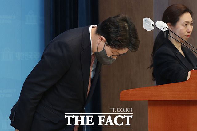 권성동 국민의힘 의원이 5일 오후 서울 여의도 국회 소통관에서 기자회견을 열고 당 차기 원내대표 선거 출마 뒤 인사하고 있다. /국회=이선화 기자