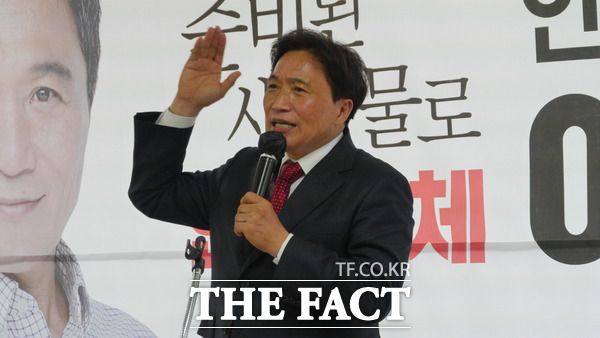 이학재 국민의힘 인천시장 예비후보가 5일 '인천비전 캠프' 개소식에서 지지를 호소하고 있다. /인천=지우현 기자