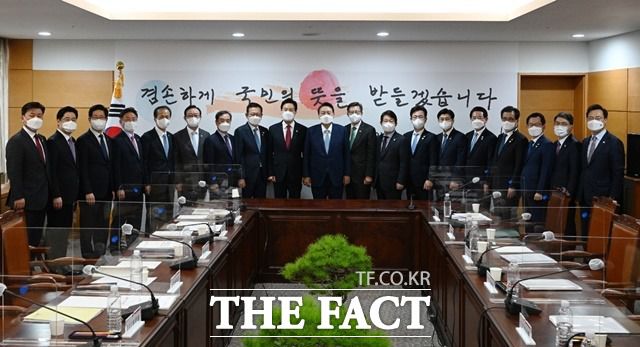 윤석열 대통령 당선인이 6일 오후 서울 종로구 통의동 인수위에서 열린 시도지사 간담회에서 참석자들과 기념촬영을 하고 있다. /인수위 제공