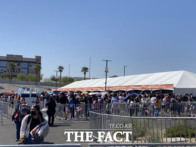 굿즈 구매를 위해 한꺼번에 많은 인파가 몰리면서 시 당국은 스타디움으로 이어지는 도로를 완전히 차단해 도보로만 접근할 수 있게 통제하고 있는 상황이다. 사진 위는 텅 빈 도로의 풍경. /라스베이거스 거주 재미교포 제공, 더팩트 DB