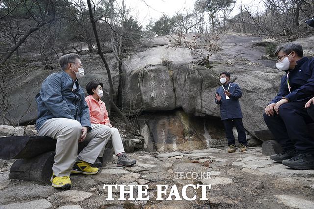 문재인 대통령과 김정숙 여사가 5일 서울 북악산 만세동방에서 김현모 문화재청장의 설명을 듣으며 대화하고 있다. /청와대 제공