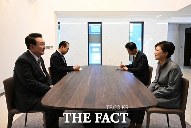 12일 오후 박 전 대통령 사저에서 진행된 윤 당선인과 박 전 대통령 회동에는 권영세 인수위원회 부위원장, 유영하 변호사가 동석했다. /당선인 대변인실 제공