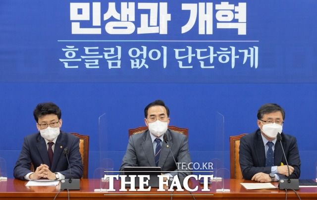 박홍근 더불어민주당 원내대표가 '검수완박(검찰 수사권 완전 박탈)' 관련 입법 여부를 결정하는 의원총회를 앞두고 "반드시 결론을 내고 국민만 바라보며 중단 없이 나아가겠다"며 강행 의지를 드러냈다. /남윤호 기자