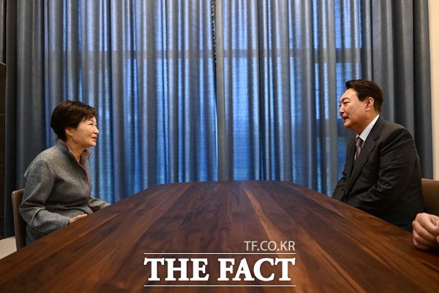 윤 당선인이 12일 오후 박 전 대통령 사저를 찾아 박 전 대통령을 예방하고 있다. /당선인 대변인실 제공