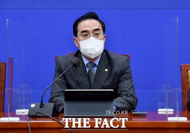 박홍근 더불어민주당 원내대표는 "윤석열 대통령 당선인의 심복인 한동훈 법무부 장관 후보자의 지명은 '권력기관 개혁'이 얼마나 시급한지 보여준 것"이라며 "(이는) 입법권 도전이자 협박이다. 민주당이 4월 안으로 (검찰수사권 완전박탈을) 완결 짓고자 하는 게 이번 인선 발표로 더 확실해 졌다"며 인수위 측의 인선에 강하게 반발했다. /남윤호 기자