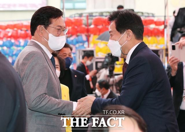 송영길 전 더불어민주당 대표가 올 6월 지방선거 서울시장 출마를 공식 선언했다. 송 전 대표와 오세훈 서울시장이 3월 30일 서울 종로구 조계사에서 대한불교조계종 제15대 종정 중봉 성파 대종사 추대법회에 참석해 인사를 나누고 있다. /뉴시스