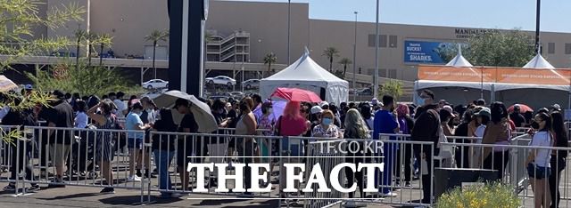 지난 7일(현지 시간) 라스베이거스 첫 공연을 하루 앞두고 BTS 굿즈 사전구매를 위해 몰린 전세계 아미팬들. 사진 위는 공연이 펼쳐진 얼리전트 스타디움 전경. /현지 교민 제공, 더팩트 DB