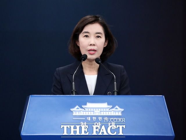 박경미 청와대 대변인이 22일 오전 청와대 춘추관에서 남북 정상 친서 교환 관련 브리핑을 하고 있다. /뉴시스