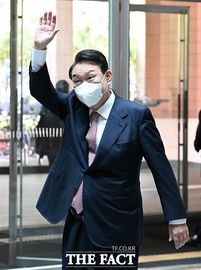 윤석열 대통령 당선인이 25일 경기도 성남 분당구 SK바이오사이언스에서 열린 코로나19 백신 개발 관련 간담회를 마친 후 이동하며 직원들을 향해 인사하고 있다. / 인수위사진기자단