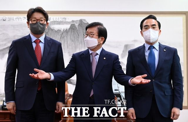 박병석 국회의장(가운데)이 27일 서울 여의도 국회에서 국회의장 주재로 열린 '검수완박(검찰 수사권 완전 박탈)' 법안 처리를 위한 본회의 상정 여부를 논의하기 위한 양당 원내대표 회동에서 박홍근 더불어민주당 원내대표(오른쪽), 권성동 국민의힘 원내대표(왼쪽)와 기념촬영을 한 후 자리로 향할 것을 권하고 있다. /이선화 기자