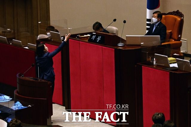 박홍근 더불어민주당 원내대표는 2일 국민의힘 의원들의 본회의, 법사위 언행에 대해 사법처리도 논의중이라고 밝혔다. 30일 국회 본회의에서 의사진행발언을 하며 박병석 의장에게 항의하고 있는 배현진 국민의힘 의원. /남윤호 기자