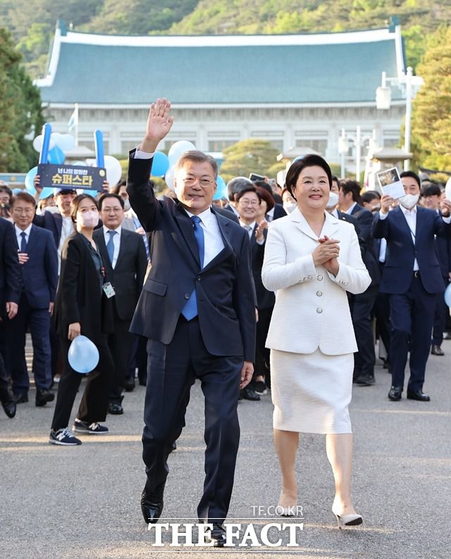 문재인 대통령과 김정숙 여사가 9일 오후 청와대 본관을 걸어 나오며 시민들을 향해 인사하고 있다. /뉴시스