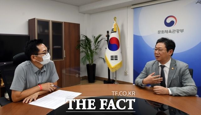 국회에 발의돼 있는 특례법의 방향을 두고 주무 장관이 직접 촉구한 것은 큰 의미가 있다. 사진은 지난해 황희 장관이 서울 용산 문화체육관광부 서울사무소에서 더팩트 취재진과 인터뷰를 갖고 있다. /임영무 기자