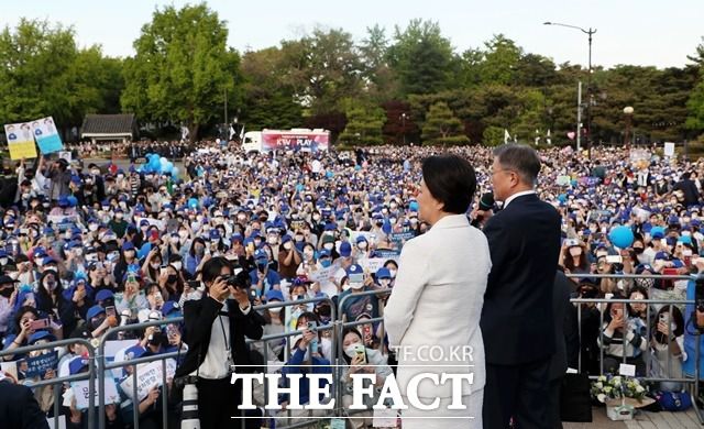 문재인 대통령이 9일 오후 청와대 앞 분수대에서 퇴근길 마중 나온 시민들에게 인사말을 하고 있다. /뉴시스