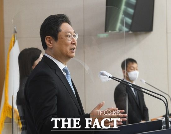 황희 문체부장관이 새정부 출범을 엿새 앞둔 지난 4일 오전 서울 종로구 정부서울청사에서 가진 기자회견을 통해 BTS를 직접 거론하며 병역특례 필요성을 역설했다. /이동률 기자