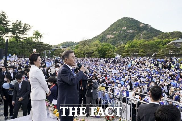 문재인 대통령이 9일 오후 청와대 앞 분수대에서 퇴근길 마중 나온 시민들에게 인사말을 하고 있다. /청와대 제공